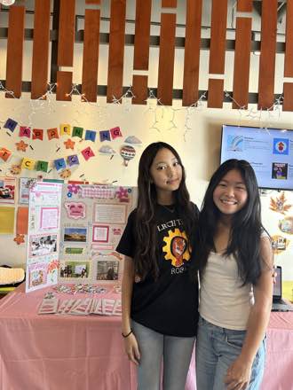 Two members at our jellyfish craft booth in the library